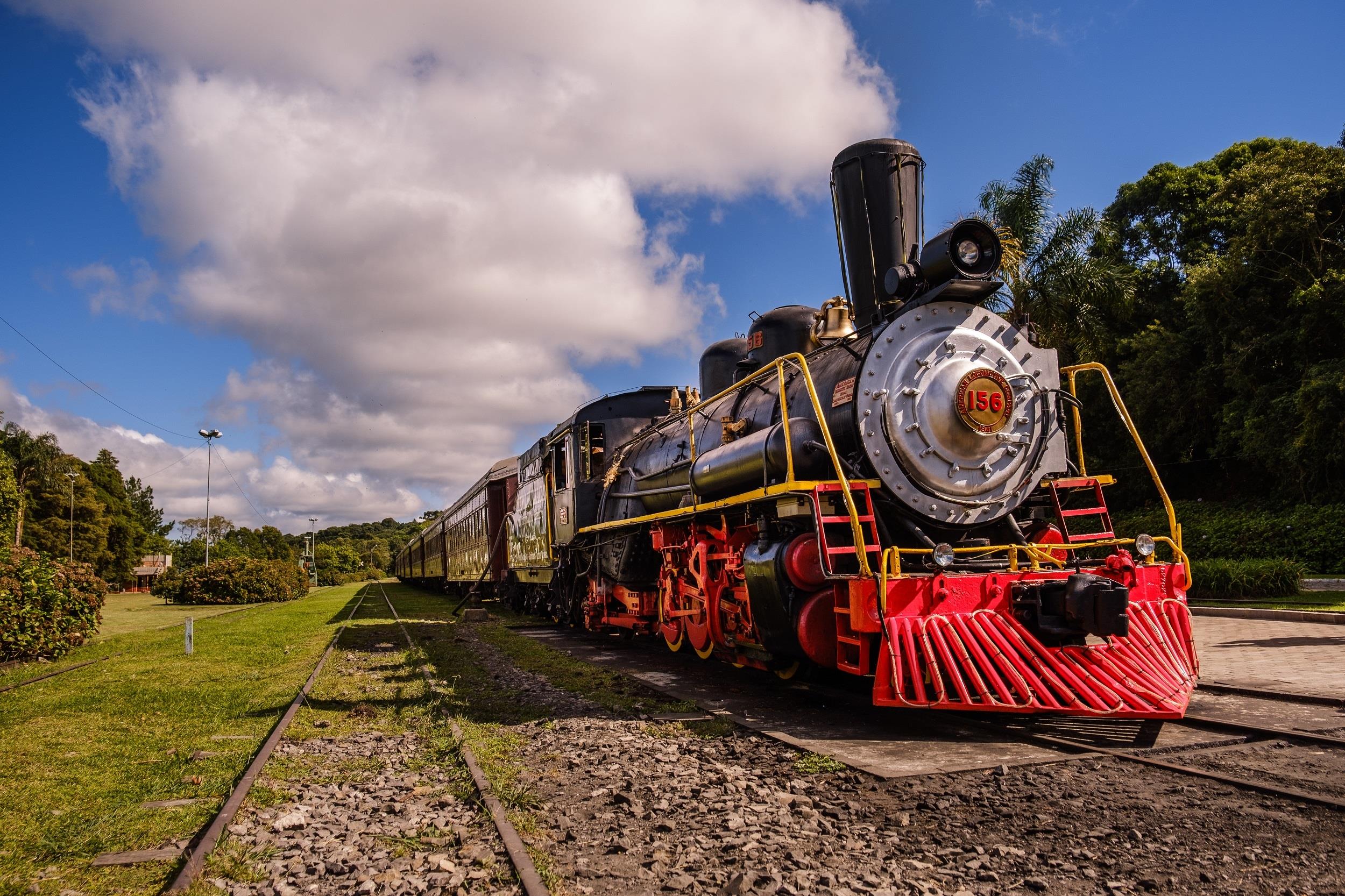 Locomotiva e vagões da Maria Fumaça na Serra Gaúcha